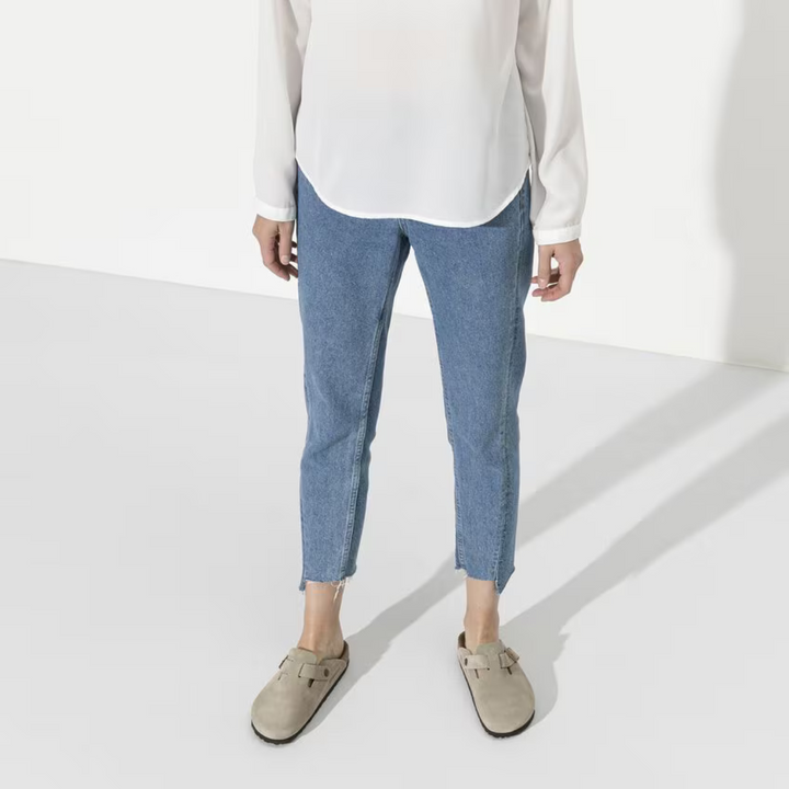 "Sabots Boston taupe en cuir velours, confort anatomique, bride réglable, semelle EVA légère, design élégant pour femmes."