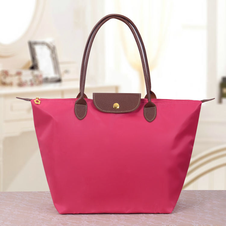 "Sac à bandoulière spacieux, chic et élégant, avec plusieurs compartiments, parfait pour un style féminin décontracté."