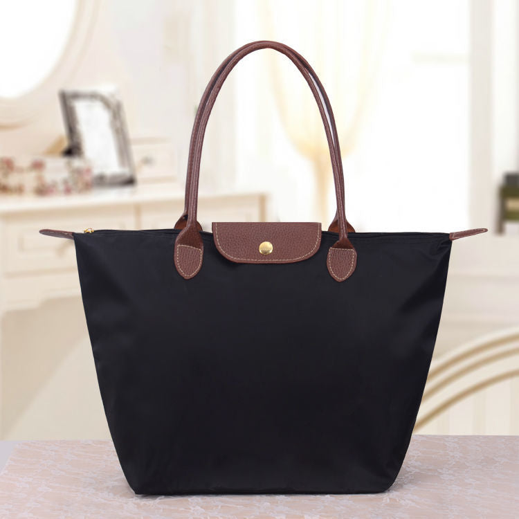 "Sac à bandoulière spacieux, chic et élégant, avec plusieurs compartiments, parfait pour un style féminin décontracté."