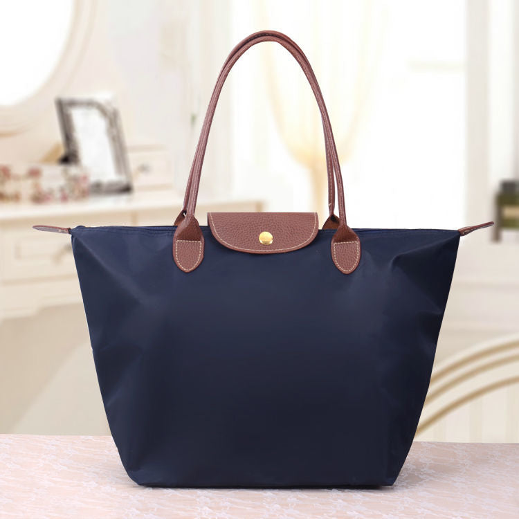 "Sac à bandoulière spacieux, chic et élégant, avec plusieurs compartiments, parfait pour un style féminin décontracté."
