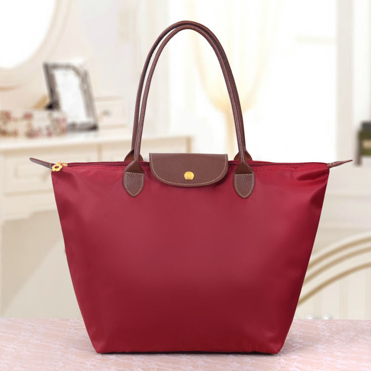 "Sac à bandoulière spacieux, chic et élégant, avec plusieurs compartiments, parfait pour un style féminin décontracté."