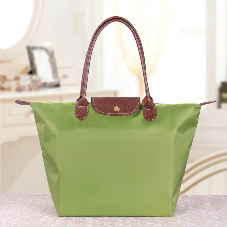 "Sac à bandoulière spacieux, chic et élégant, avec plusieurs compartiments, parfait pour un style féminin décontracté."