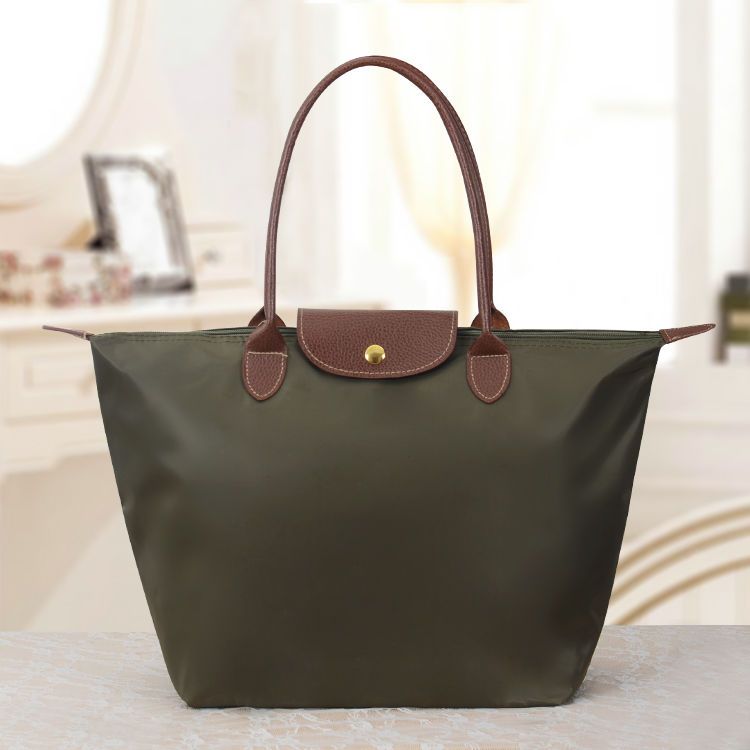 "Sac à bandoulière spacieux, chic et élégant, avec plusieurs compartiments, parfait pour un style féminin décontracté."