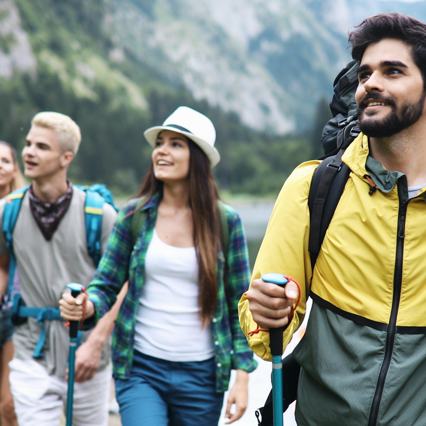 "Sac à dos imperméable 40L gris avec compartiments multiples, idéal pour randonnée et trekking en plein air."