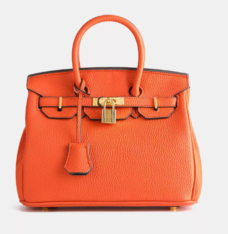 "Sac à main en cuir beige avec cadenas, style élégant, accessoire femme pour toutes occasions, luxe et fonctionnalité."