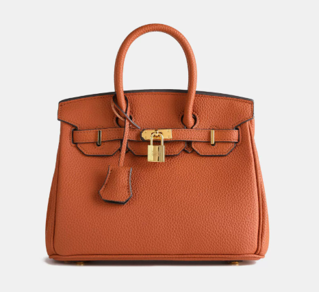 "Sac à main en cuir beige avec cadenas, style élégant, accessoire femme pour toutes occasions, luxe et fonctionnalité."