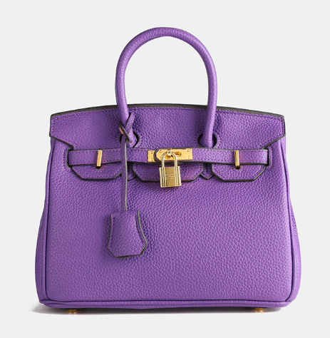 "Sac à main en cuir beige avec cadenas, style élégant, accessoire femme pour toutes occasions, luxe et fonctionnalité."