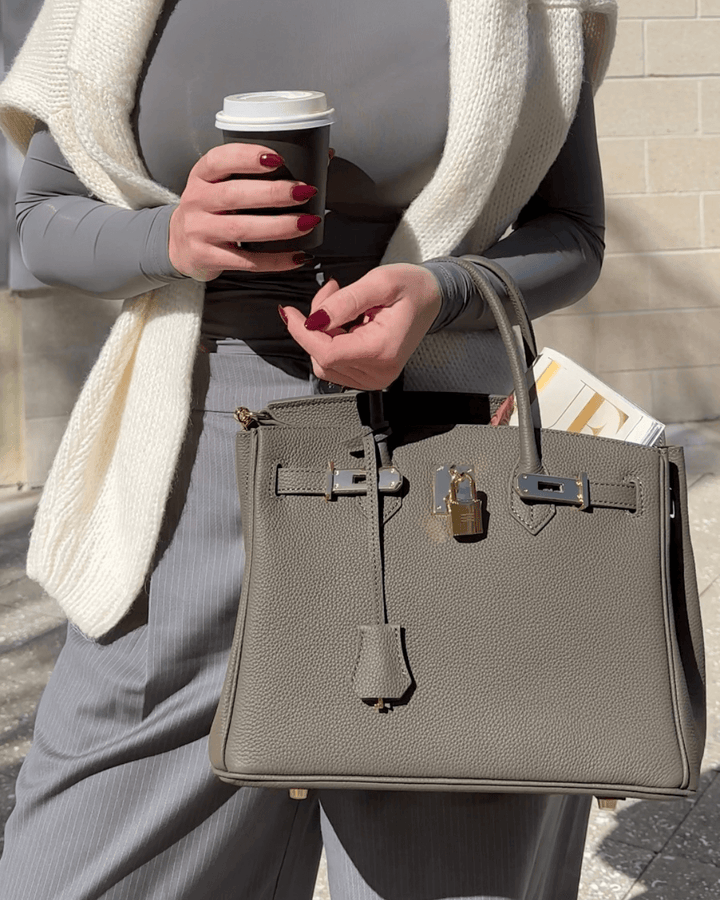"Sac à main en cuir beige avec cadenas, style élégant, accessoire femme pour toutes occasions, luxe et fonctionnalité."