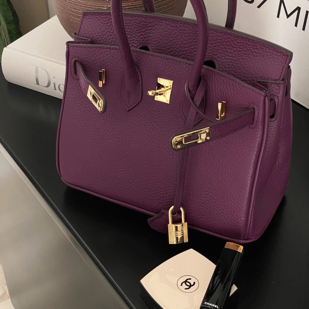 Sac à main en cuir pour femmes, chic, plusieurs couleurs, bandoulière, intérieur spacieux, style élégant et pratique.