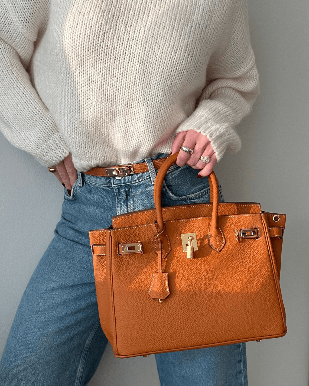 Sac à main en cuir pour femmes, chic, plusieurs couleurs, bandoulière, intérieur spacieux, style élégant et pratique.