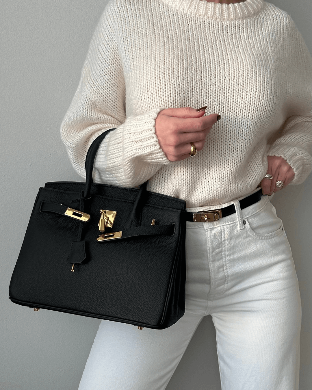 Sac à main en cuir pour femmes, chic, plusieurs couleurs, bandoulière, intérieur spacieux, style élégant et pratique.