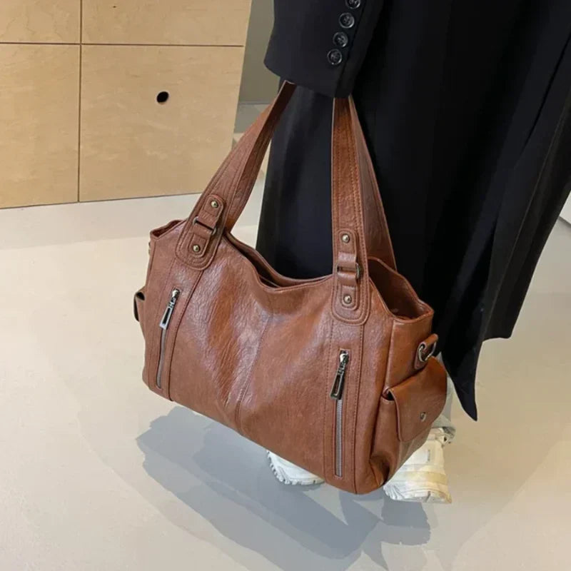 "Sac bandoulière femme Dakota en cuir synthétique, élégant, spacieux, bandoulière ajustable, vue de face, chic minimaliste"