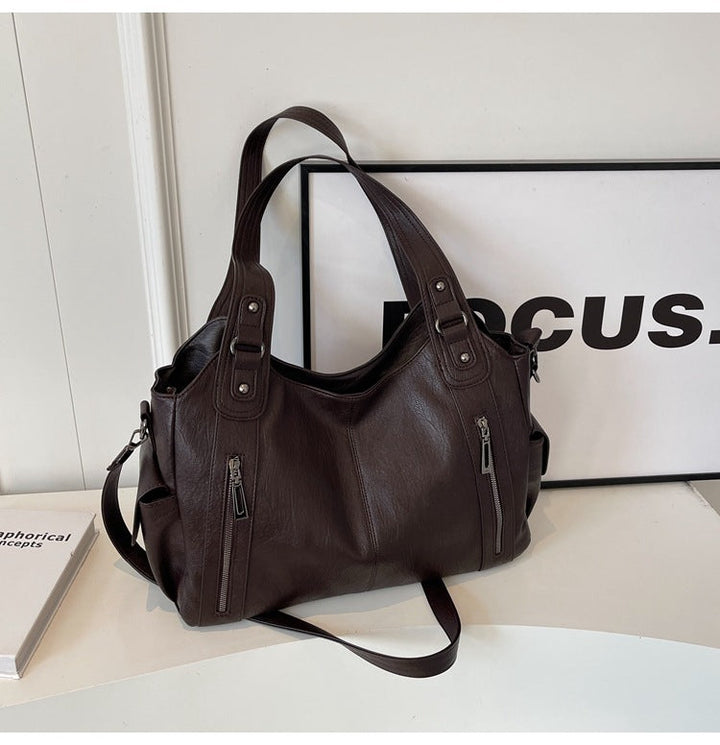 "Sac bandoulière femme Dakota en cuir synthétique, élégant, spacieux, bandoulière ajustable, vue de face, chic minimaliste"