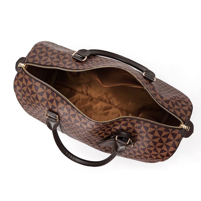 "Sac de voyage homme en cuir de luxe, élégant et robuste, avec ample espace, idéal pour tous vos voyages."