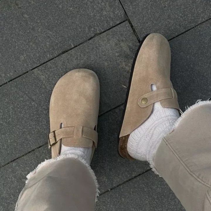 "Sandales Boston en cuir unisexe, élégantes et confortables, design moderne en cuir beige pour un style contemporain."