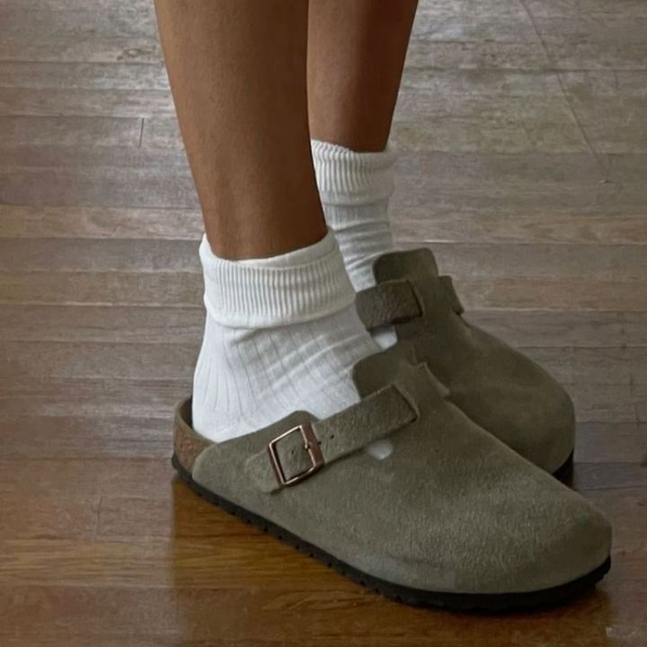 "Sandales Boston en cuir unisexe, élégantes et confortables, design moderne en cuir beige pour un style contemporain."