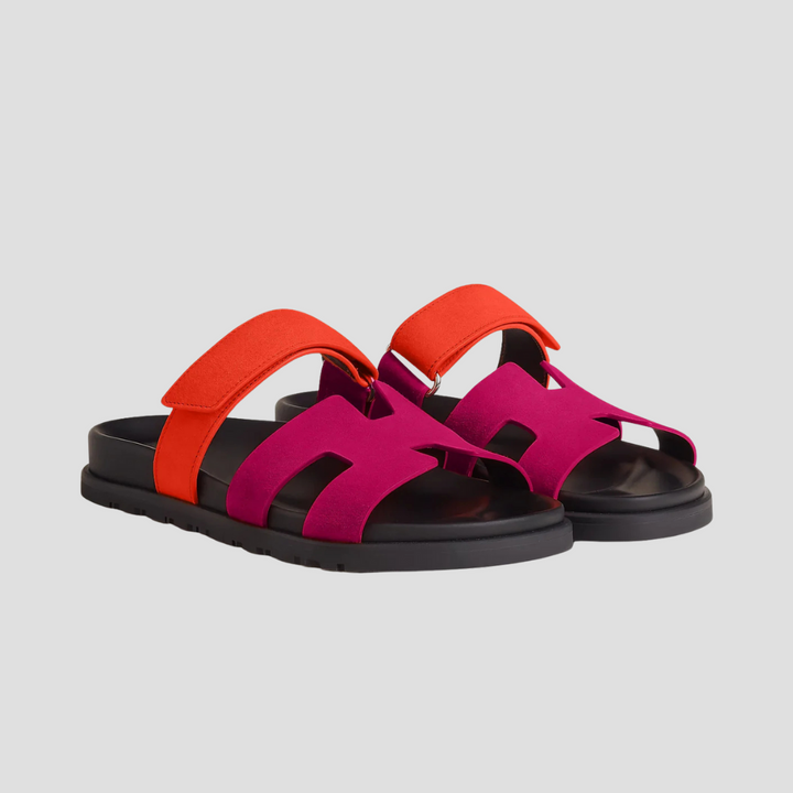 "Sandales décontractées en cuir véritable, silhouette épurée, brides ajustables, couleur marron foncé pour confort estival."