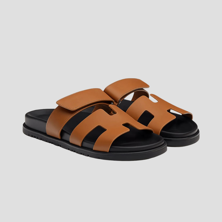 "Sandales décontractées en cuir véritable, silhouette épurée, brides ajustables, couleur marron foncé pour confort estival."