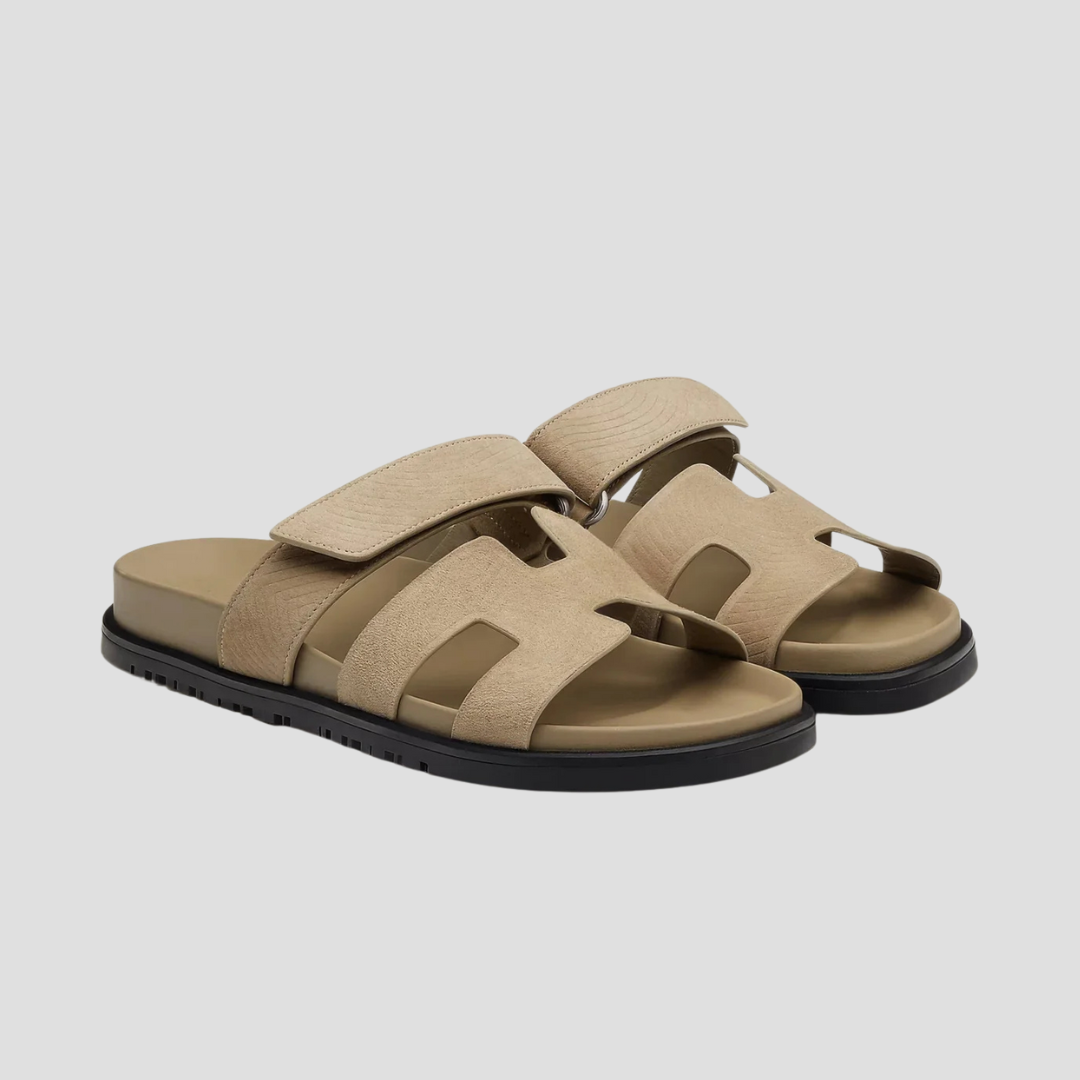 "Sandales décontractées en cuir véritable, silhouette épurée, brides ajustables, couleur marron foncé pour confort estival."