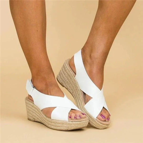 "Sandales d'été élégantes orthopédiques pour femmes, couleur beige, avec semelle large et design moderne, confort optimal."