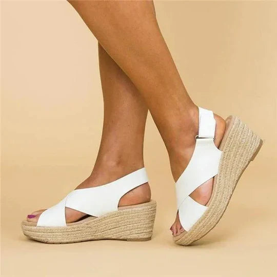 "Sandales d'été élégantes orthopédiques pour femmes, couleur beige, avec semelle large et design moderne, confort optimal."