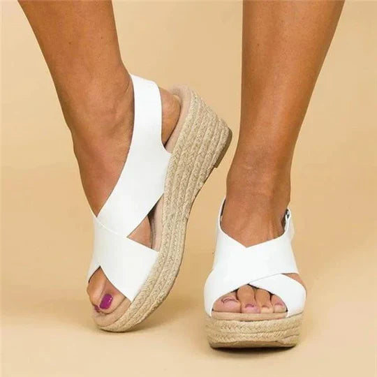 "Sandales d'été élégantes orthopédiques pour femmes, couleur beige, avec semelle large et design moderne, confort optimal."