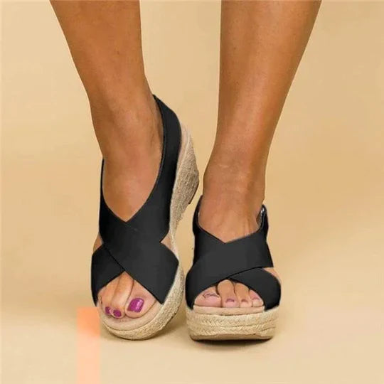 "Sandales d'été élégantes orthopédiques pour femmes, couleur beige, avec semelle large et design moderne, confort optimal."