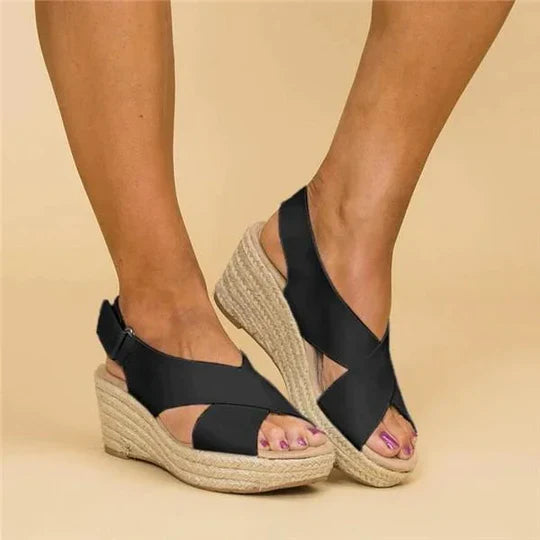 "Sandales d'été élégantes orthopédiques pour femmes, couleur beige, avec semelle large et design moderne, confort optimal."