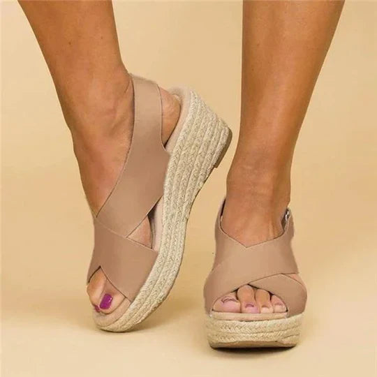 "Sandales d'été élégantes orthopédiques pour femmes, couleur beige, avec semelle large et design moderne, confort optimal."