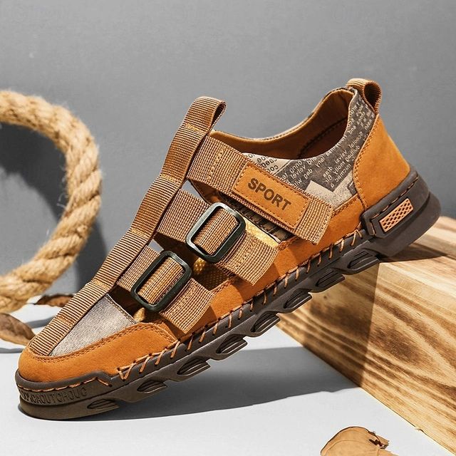 "Sandales d'été légères pour hommes, style élégant, matériau respirant, semelle robuste, couleur marron."