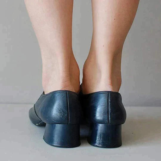 "Sandales en cuir Jolien rouges pour femmes, confort optimal avec semelle antidérapante et mousse à mémoire de forme."