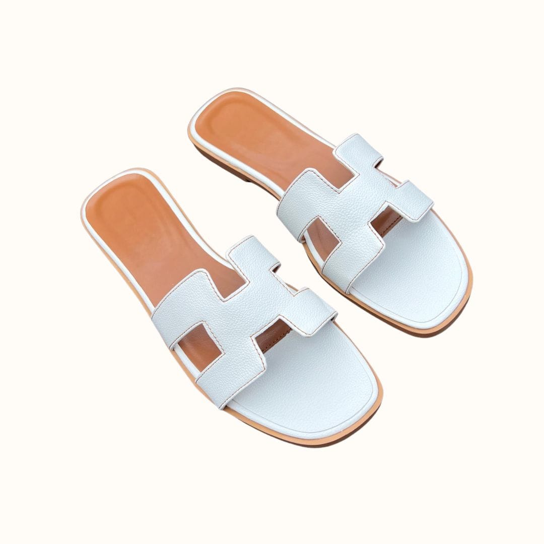 Sandales H-Stylé pour femmes en cuir, design moderne en H, talon plat, couleur beige, élégance et confort pour l'été.