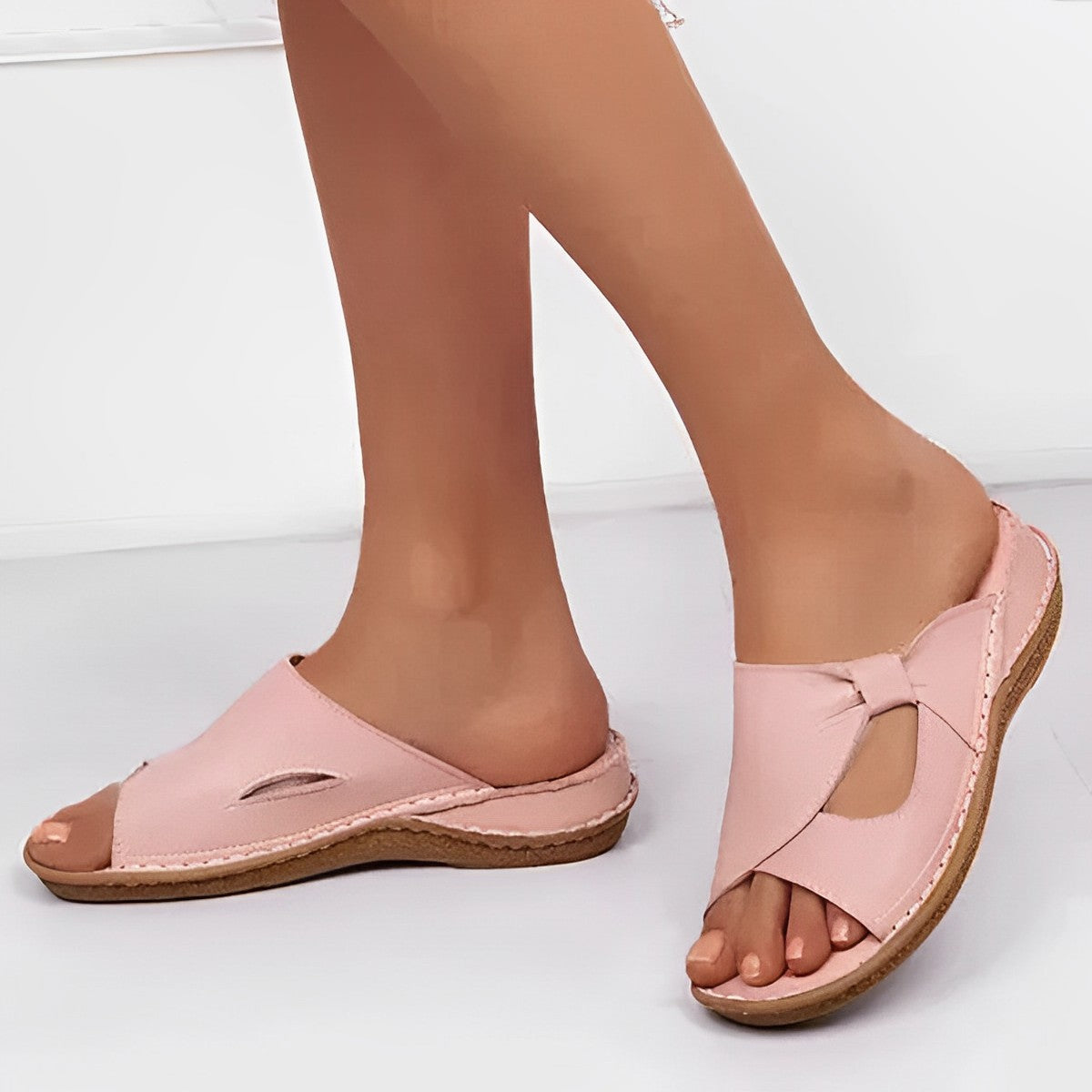 "Sandales orthopédiques en cuir pour femmes, look moderne, design ergonomique, semelle respirante, couleur marron"