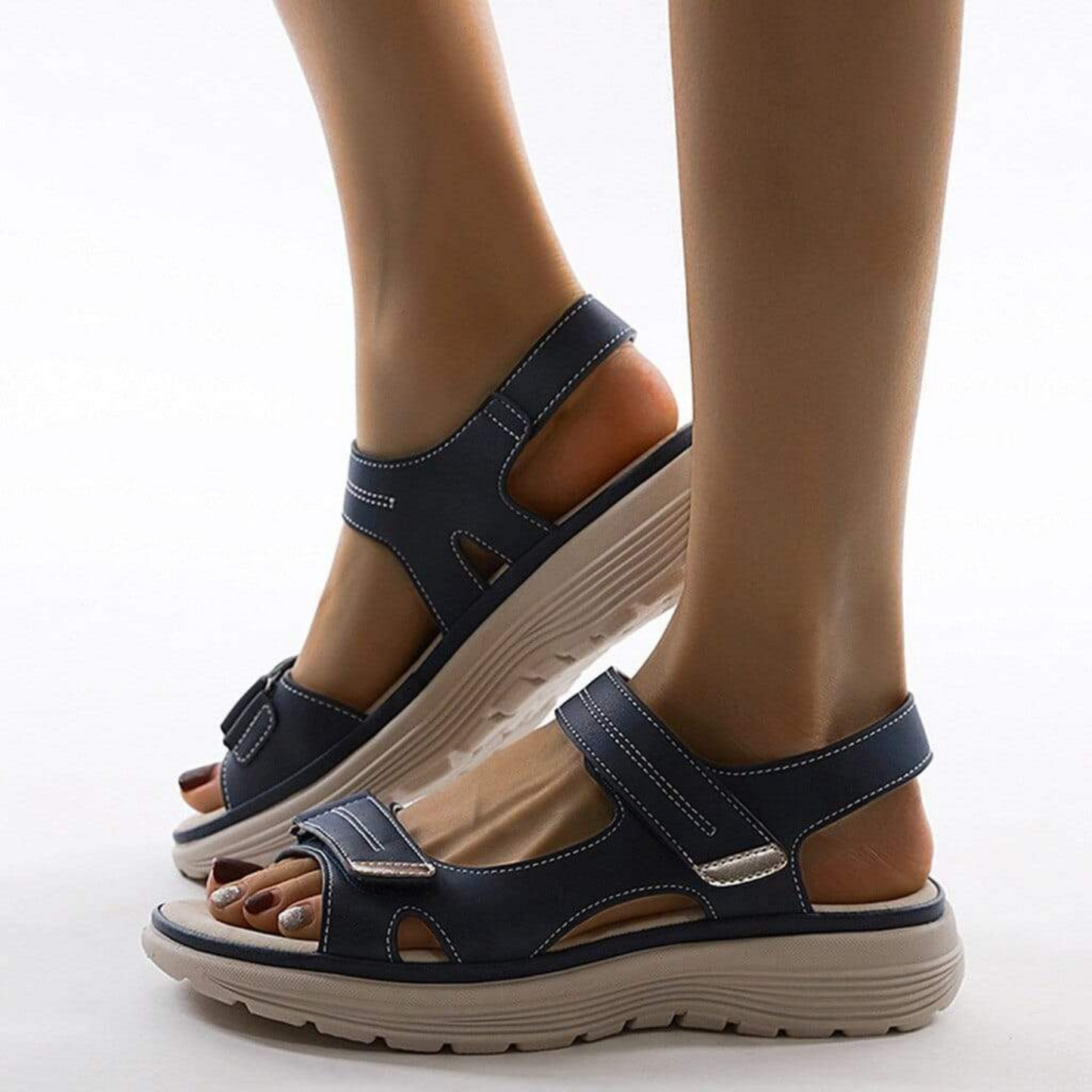 Sandales randonnée femme confortables, colorées avec sangles réglables et semelle antidérapante pour adhérence optimale.