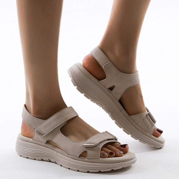 Sandales randonnée femme confortables, colorées avec sangles réglables et semelle antidérapante pour adhérence optimale.
