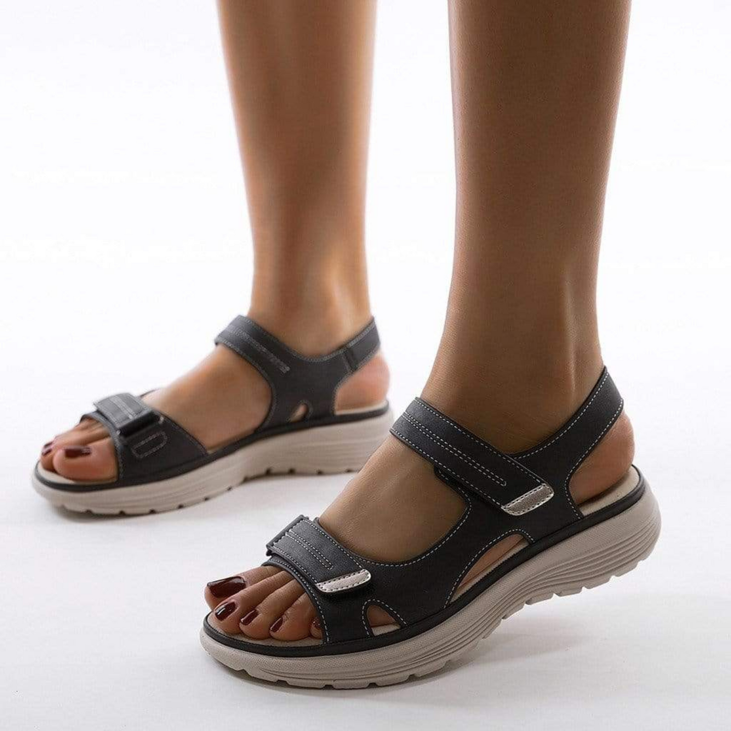 Sandales randonnée femme confortables, colorées avec sangles réglables et semelle antidérapante pour adhérence optimale.