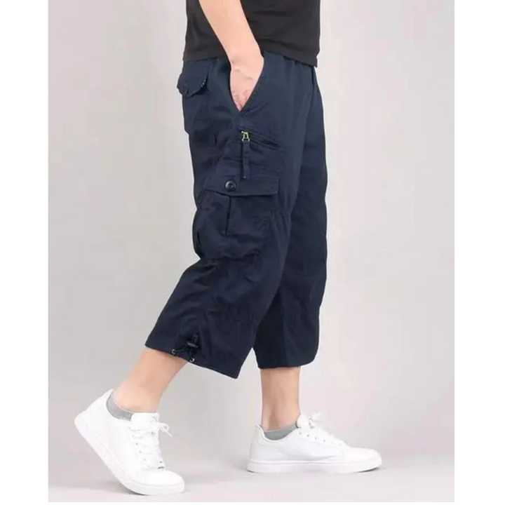 "Short cargo homme léger avec nombreuses poches, coupe longue, coton doux. Idéal pour l'été et les activités en plein air."