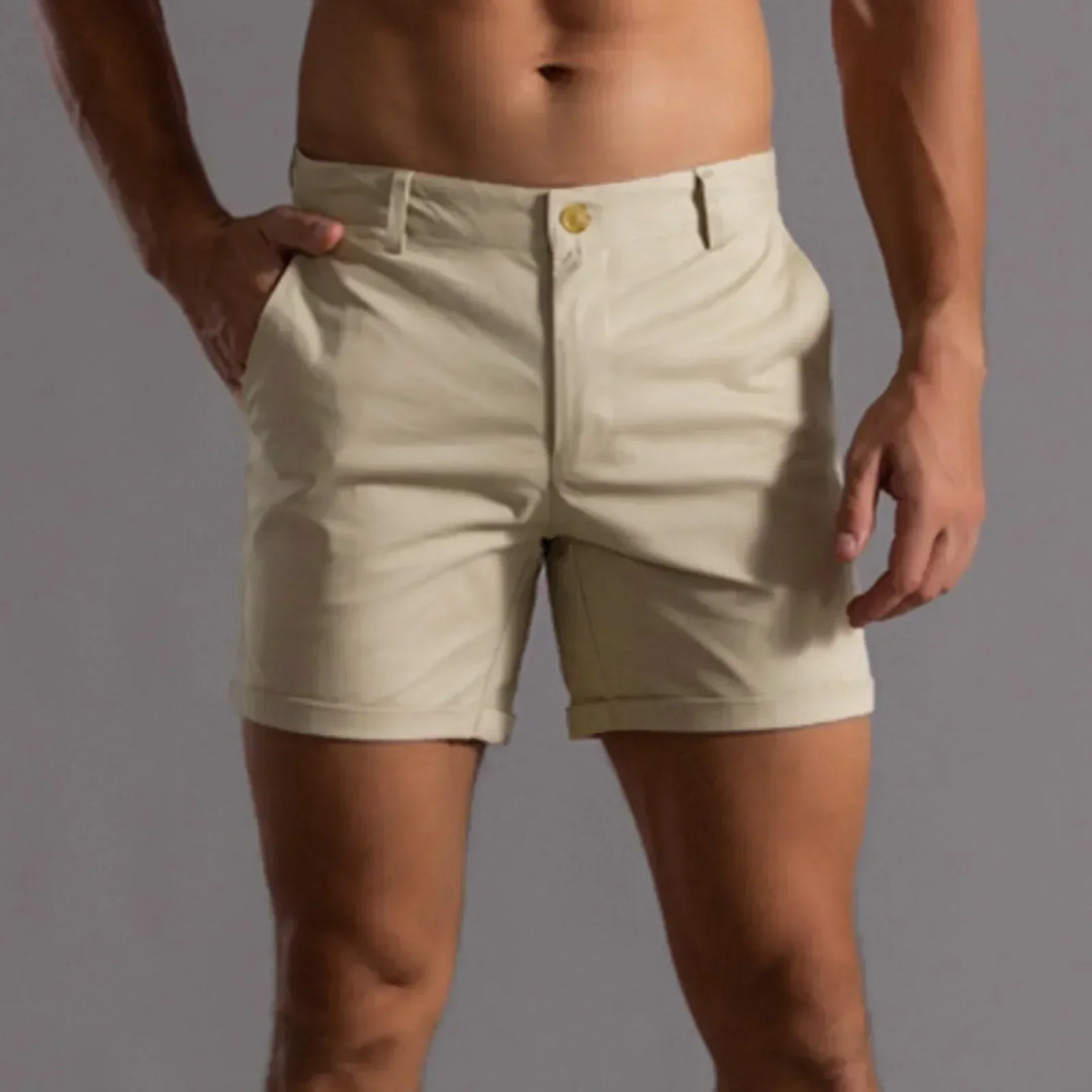 "Short chino été homme élégant beige, poches pratiques, design classique, confort moderne pour style décontracté."