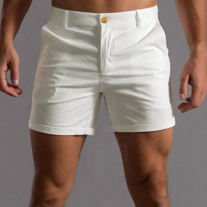 "Short chino été homme élégant beige, poches pratiques, design classique, confort moderne pour style décontracté."
