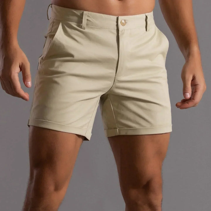 "Short chino été homme élégant beige, poches pratiques, design classique, confort moderne pour style décontracté."