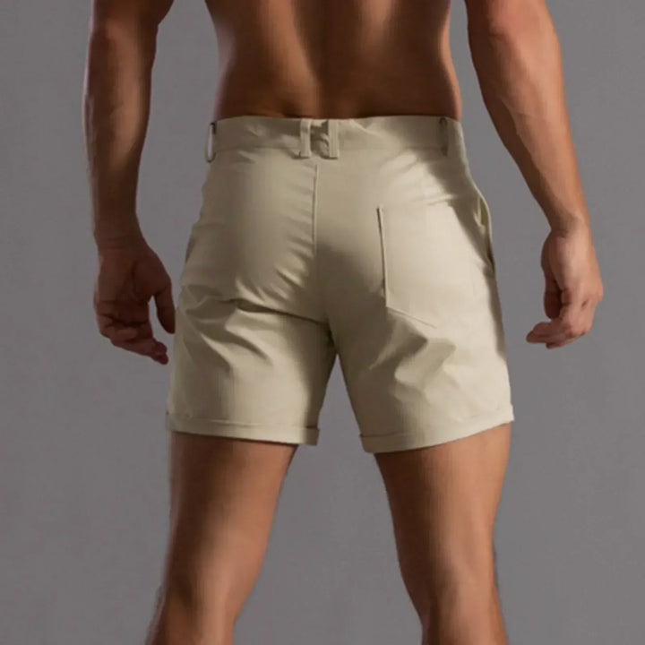 "Short chino été homme élégant beige, poches pratiques, design classique, confort moderne pour style décontracté."