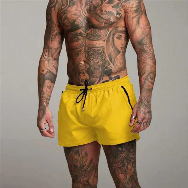 Short de bain homme séchage rapide et stretch, couleur jaune soleil, texture lisse, idéal pour plage et piscine.