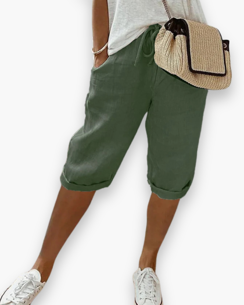 "Short femme léger en tissu respirant, coupe ample, vue frontale. Idéal pour un style estival décontracté et confortable."