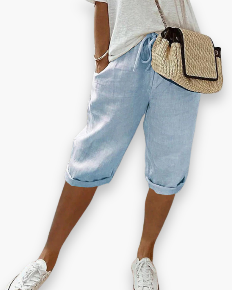 "Short femme léger en tissu respirant, coupe ample, vue frontale. Idéal pour un style estival décontracté et confortable."