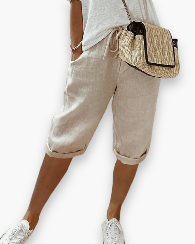 "Short femme léger en tissu respirant, coupe ample, vue frontale. Idéal pour un style estival décontracté et confortable."