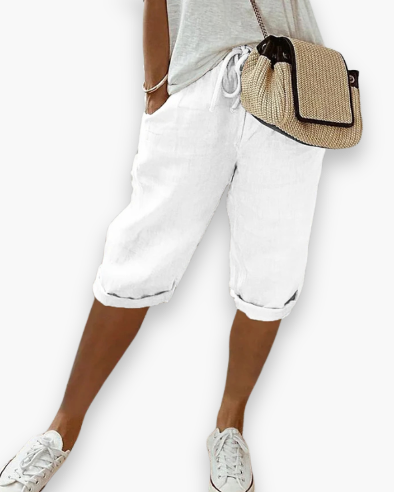 "Short femme léger en tissu respirant, coupe ample, vue frontale. Idéal pour un style estival décontracté et confortable."