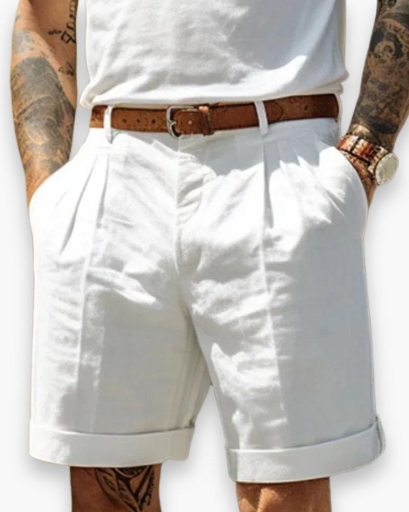 "Short homme élégant en tissu respirant, style classique, couleur neutre, idéal pour l'été et tenues décontractées."