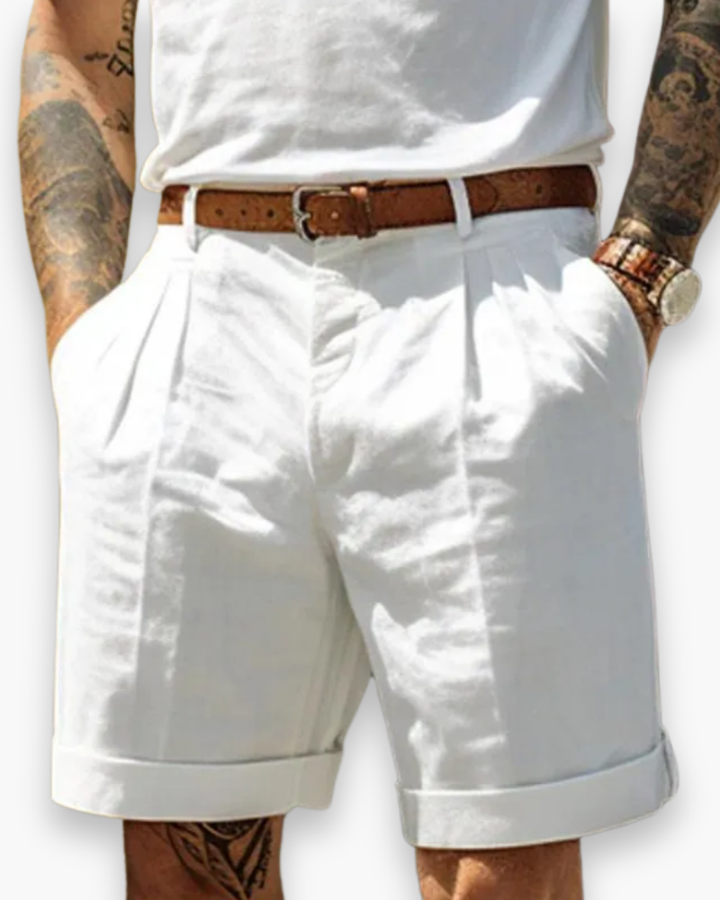 "Short homme élégant en tissu respirant, style classique, couleur neutre, idéal pour l'été et tenues décontractées."