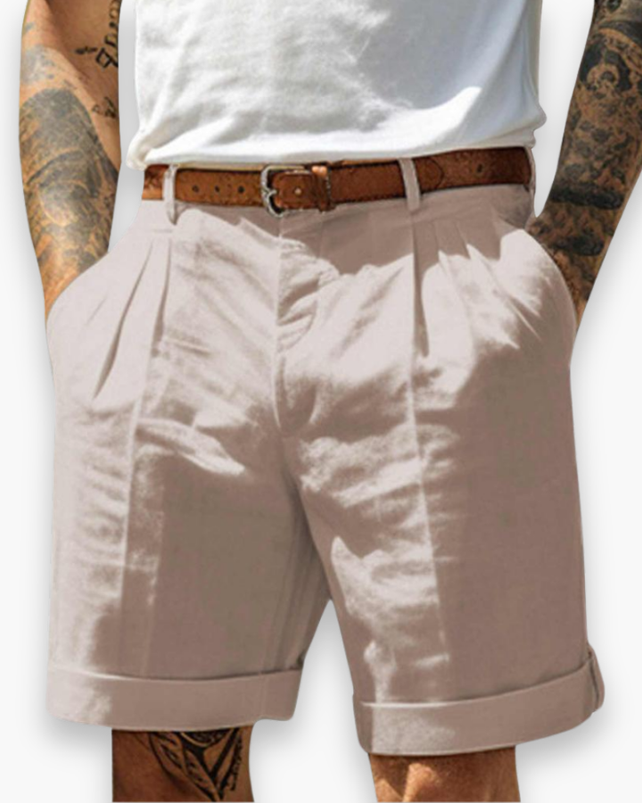"Short homme élégant en tissu respirant, style classique, couleur neutre, idéal pour l'été et tenues décontractées."