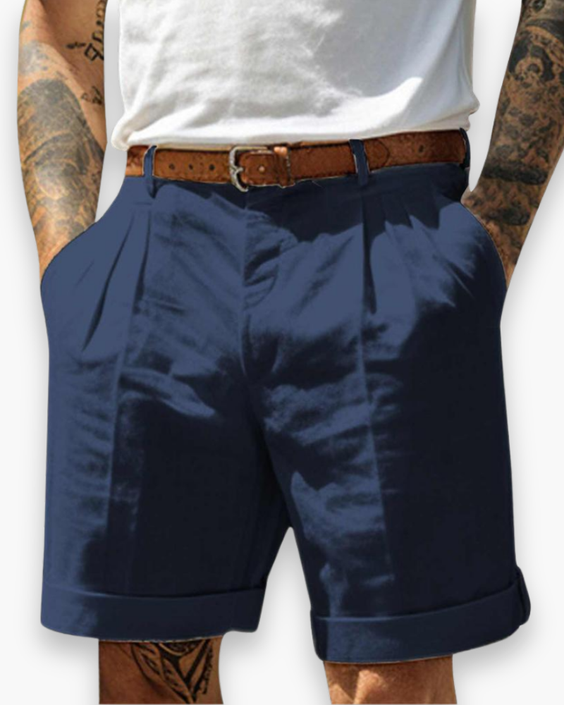 "Short homme élégant en tissu respirant, style classique, couleur neutre, idéal pour l'été et tenues décontractées."